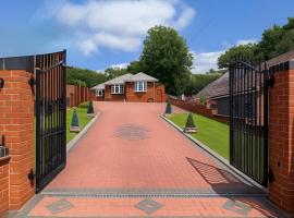 Stylish 5-Bed Detached Bungalow - Sleeps 10 - Large Garden & Private Parking, Ideal for Long & Short Stay, Hotel in Dudley