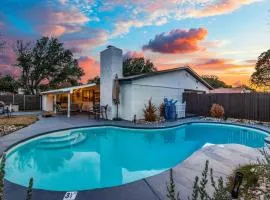 Jacuzzi & Pool House w/Game Room + Fire table