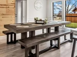 Jacuzzi Lakefront Home w/ Game room+play structure