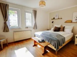 Moderne Fewo mit Balkon und Parkplatz - salt apartments