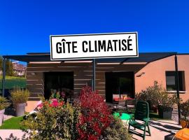 Gîte neuf au calme, RDC, Terrasse, Parking, 2 chambres, Clim, Hotel in Beaucroissant