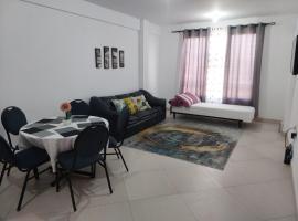 Hermoso y cómodo departamento de 2 habitaciones, sala de estar, cocina y 2 baños, hotel in Cochabamba