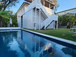 OXLEY Mineral Pool & Private Home suburbanSTAY