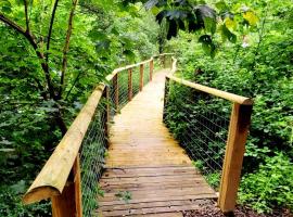 Treehouse In Devon - riverside woodland hideaway, hotel di Beaworthy