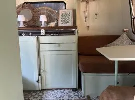 Caravane vintage à la ferme