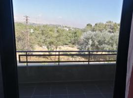 Chalet for rent at faitroun keserwan, מלון בAl ‘Aqabah