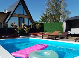 A Frame Vila sa Saunom Jakuzi kadom i toplim bazenom, ξενοδοχείο με υδρομασάζ σε Koraćica