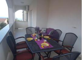 Novalja - TRIANGLE APARTMENT, hotel para golfe em Novalja