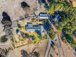 Serene Farm-Style Escape 4 Bed Home and Private Guest House, Hotel in Burbong