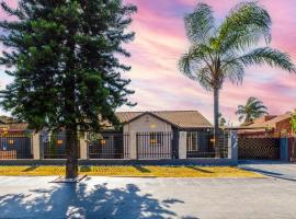 Homes of Ace 3 bedroom Villa, hotel cerca de Aeropuerto de Wonderboom - PRY, 