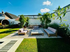 Souljoy Sanctuary - luxury Holiday design House with 7 rooms, 6 bathrooms for 14 people, hotel amb piscina a Stalhille