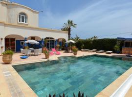 Villa Mirleft avec piscine et vue mer, hôtel à Mirleft