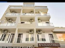 Hotel Yogasthali - Top Rated !! Most Awarded !! Luxury Rooms !! Lift !! Parking, ξενοδοχείο κοντά στο Dehradun Airport - DED, Rishikesh