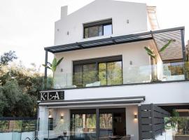 KLA SUITES by PROJECT 86 IKE, hotel com banheiras de hidromassagem em Nikiana