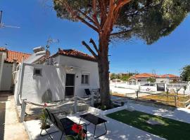 Limnos Twin Pine, hotel com estacionamento em N&eacute;a Ko&uacute;tali