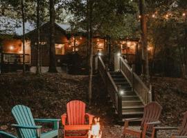 Creek Nest Cabin Hot Tub, Firepit & Lake Life, hotell sihtkohas Broken Bow
