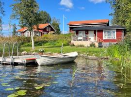 Sommarstuga med sj&ouml;tomt och brygga, hotel con tinas de hidromasaje en Hedemora