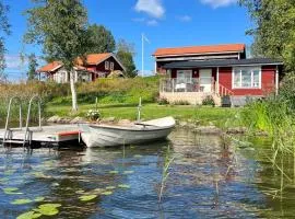 Sommarstuga med sjötomt och brygga