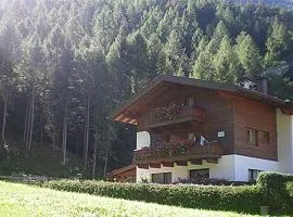 Apart am Waldrand