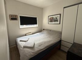 Cozy Room in the heart of Rødby! 5km from Femern & Puttgarden!, hotel v destinaci Rodby