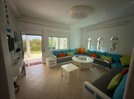 Logement Cozy avec Jardin et Piscine - Mer à 3 Minutes, hotel a Oued Laou