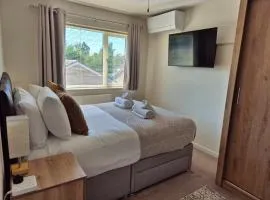 Air Conditioned 3-Bed Home with Garden & Parking