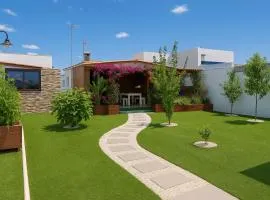 "Chalet La Buganvilla con Piscina Privada y Jardín Cerca de la Playa en Chiclana"