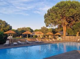 Eden Cala Rossa appartement 3 chambres et grande terrasse dans résidence hotelière Fiori di Cala Rossa à Lecci, avec grande piscine chauffée, Hotel in Lecci