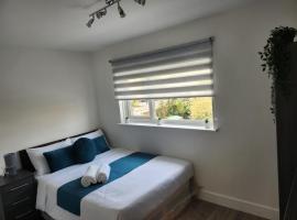 Ensuite deluxe home, hotel v destinaci Basildon