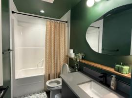 Stylish Condo, Riverview, Downtown East Village, Mins to Stampede, Saddledome, condo in Calgary
