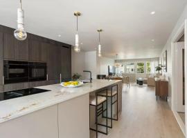 Newly renovated exclusive big apartment, city center, 3 bedrooms, 2 bathrooms with WC and more, hotel que aceita pets em Kristiansand