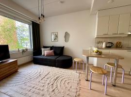 Keskustan Helmi saunalla 33m2 ilm P-paikka, hotel in Kuusamo