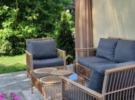 "Jabłonie i grusze" Nice home in a big garden with sauna and wifi, Hotel in Piła