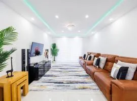 5 Bedroom House , Free Parking , Pool Table , Arcade Machine , Garden , Sleeps 9 , Offers , Ideal For Contractors , Families , Long Term Stays