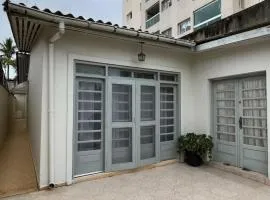 Casa grande e arejada ao lado da praia!