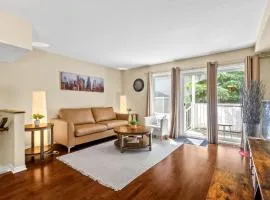 Cozy modern condo 15 mins from DT with Free Parking