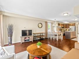 Cozy Modern Condo Near Downtown Ottawa with Free Parking and Patio, hotel in Ottawa