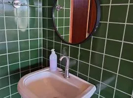 Suíte bem localizada, perto da praia, ar-condicionado e garagem