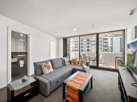 Light-Filled 1-Bed Apartment with Pool & Gym