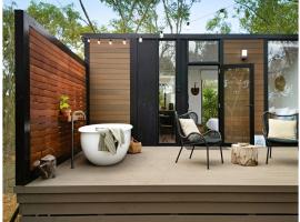 HeartStone Hill by Tiny Away, hotel u gradu Castlemaine