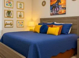 Spacious 4BR House Sleeps 9 Outdoor Lounge with Fire Pit plus Games