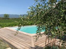 Peaceful Studio With Private Pool In Luberon, hotel in Ansouis