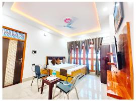 HOTEL SHREE MATESHWARI # PALACE Near Ramjanambhoomi - Shri Hanuman Garhi Mandir 800M & Ayodhya Dham Junction Railway Station - Fully Air Conditioning Rooms - Free Wifi & Parking Facilities - Excellent Customer Service, Privatzimmer in Ayodhya