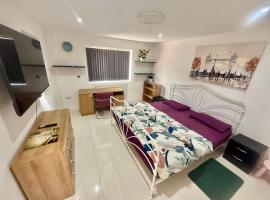 Separate One Bedroom Large Apartment in Slough, hotel v destinaci Slough