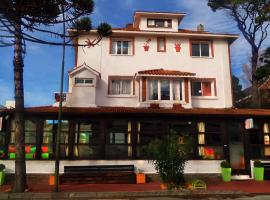 Planet Punta del Este Hostel, hotel in Punta del Este