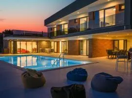 NEW! Villa Nella Foresta with private 66sqm heated pool, Whirlpool, Tennis court, Gym, Billiards, 4 en-suite bedrooms