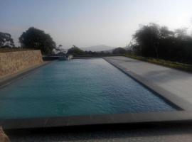 Fafa Hill Hotel and Resort, hotel en Gununggeulis