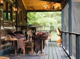 Nature Lovers Paradise Uncle Toms 3BDR Cabin 5644, hotel v destinaci Grayling