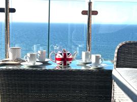 Smugglers - Sea Front - Parking - Sea Views - Balcony - 2 luxury kingsize beds, khách sạn sang trọng ở Saltburn-by-the-Sea