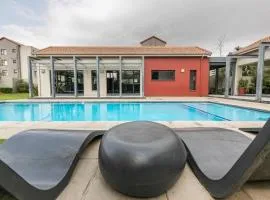Cozy 2-Bedroom Apartment with Pool & Gym near Fourways Mall and Hospital